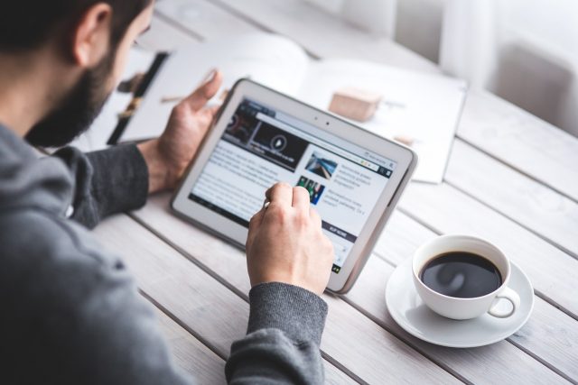 digital transformation, dipendente al lavoro da un device mobile